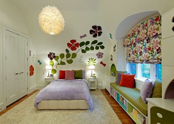 déco-murale-fleurs-multicolores-coussins-rideaux chambre d'une fille adolescente