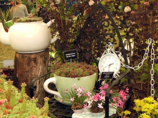 décoration de jardin à petit prix déco-theières-porcelaine-pots-fleurs-jardin