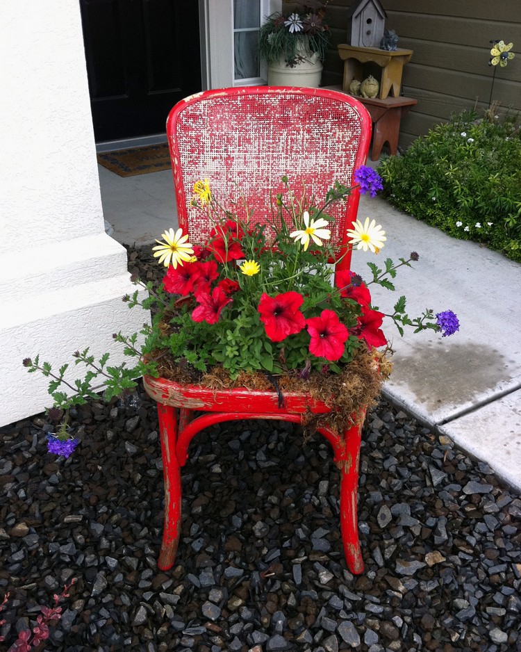 décoration de jardin -chaise-rouge-recyclée-transformée-jardinière