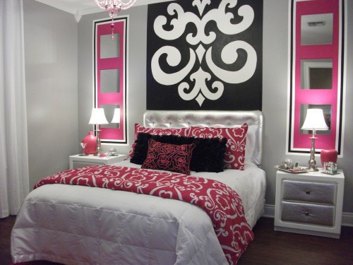 décoration-murale-noir-blanc-couvre-lit-rouge