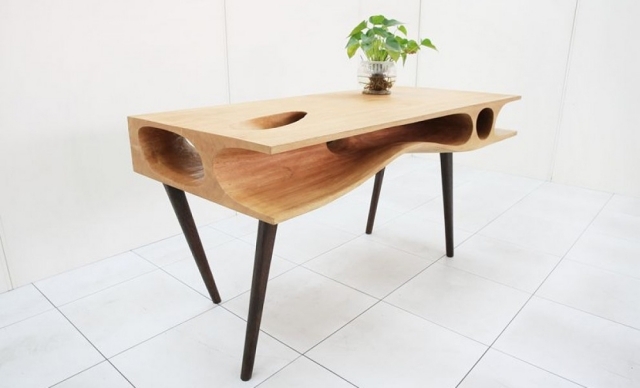 design asimetrique table bois trou chat pieds noirs