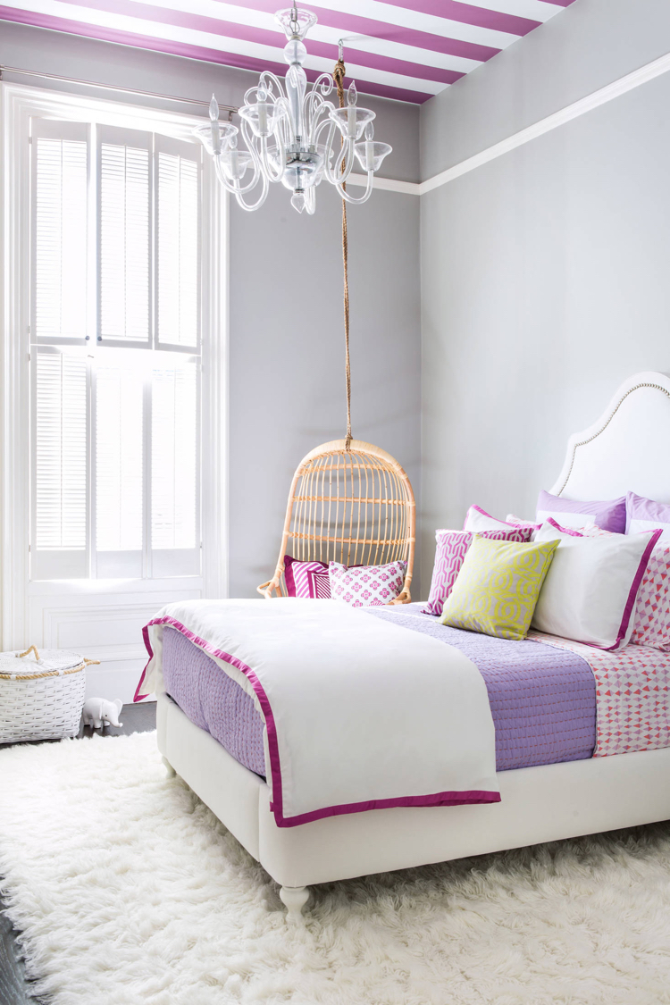 déco plafond moderne -papier peint-blanc-rose-rayures-chambre-ado