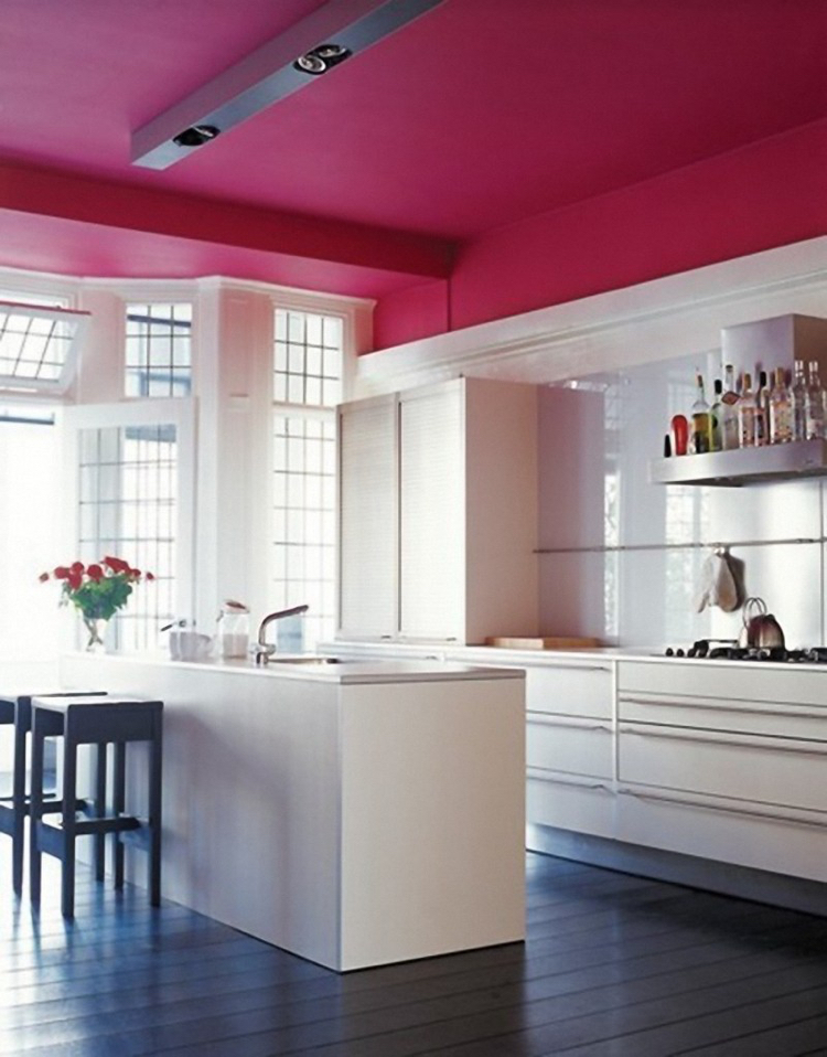 déco plafond moderne -peinture-rose-vif-accent-cuisine-blanche