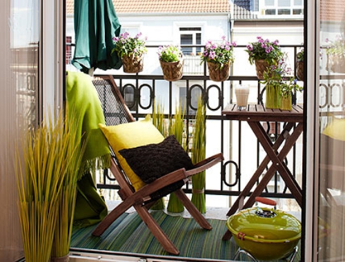 déco-idées-balcon-et-terrasse-chaise-en-bois