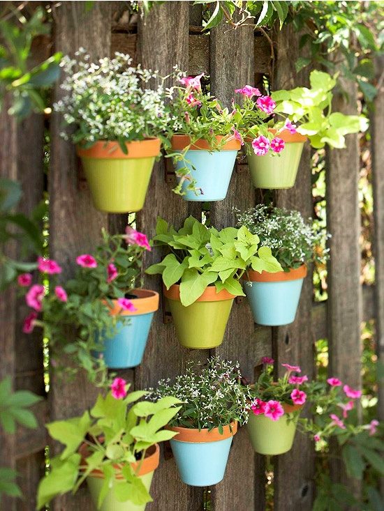 déco-pots-fleurs-peints-plantes-fleurs-jardin-vertical