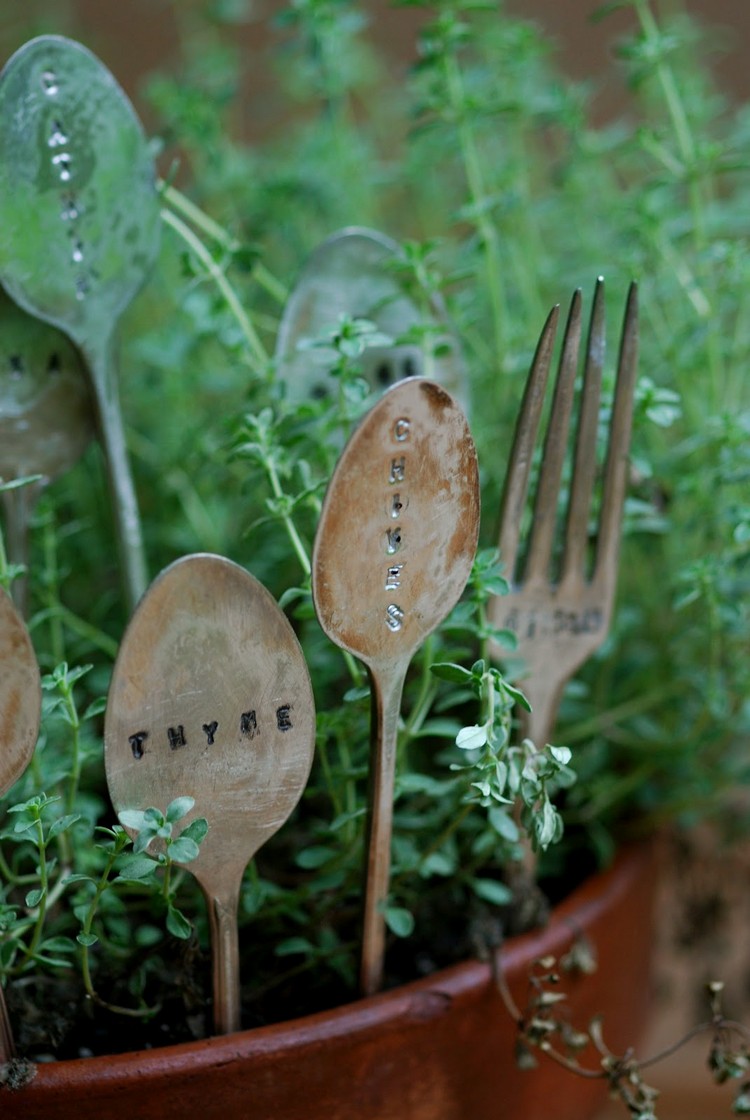 décoration de jardin -ustensiles-cuisine-anciens-gravés-noms-herbes-aromatiques