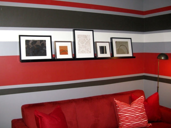 effet-dramatique-rayures-horizontales-rouge-bleu-blanc-noir-canapé-rouge