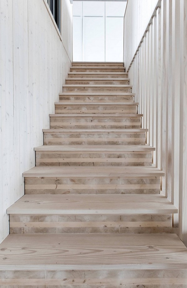 style scandinave escalier bois brut blanc 