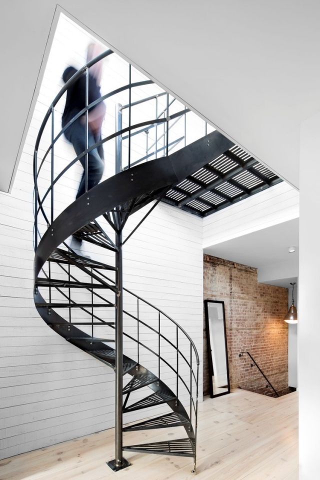 escalier suspendu moderne style graphique métal