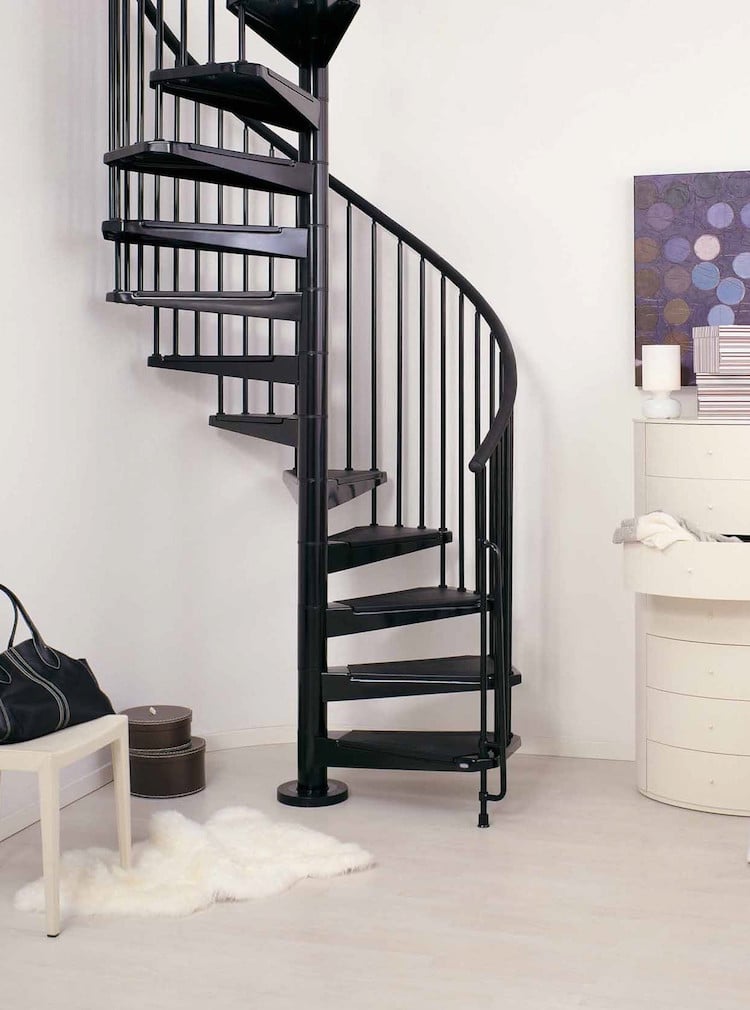 escalier-colimaçon-métallique-peint-noir-gain-place