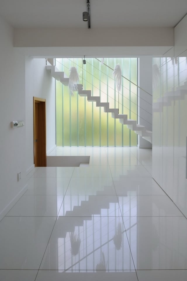 escalier droit blanc minimaliste kameleonlab
