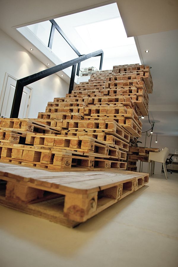 escalier en palettes de bois