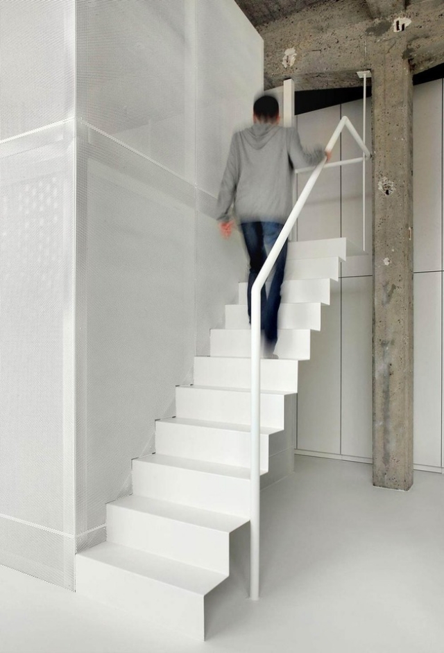 escalier métal plié peint blanc loft