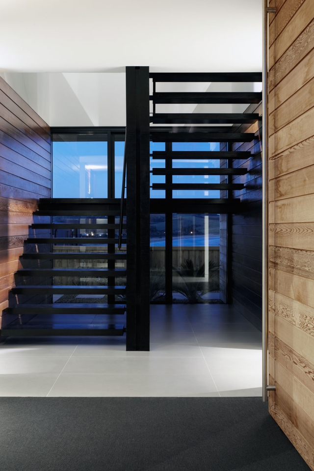 escalier tournant intérieur noir style moderne