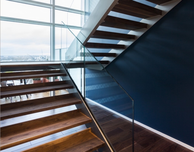 escaliers bois garde corps verre parquet appartement de luxe