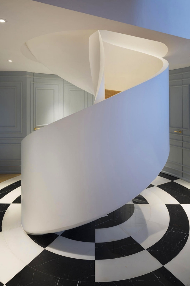 escaliers hélicoïdal blanc noir mosaïque appartement de cinq pièces