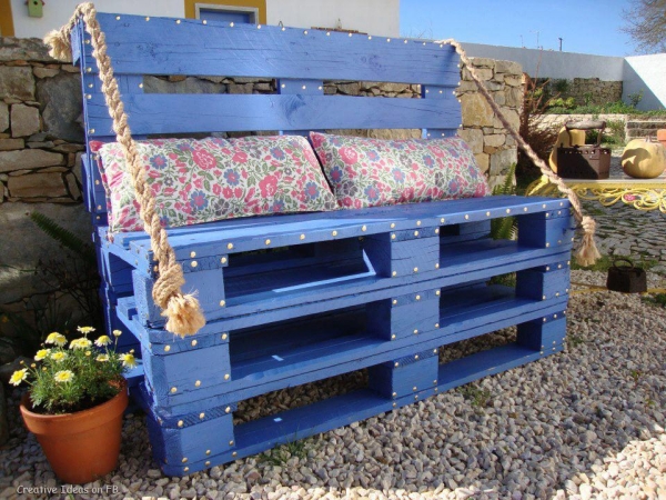 fauteuil-bleu-coussins-idée-meuble-jardin