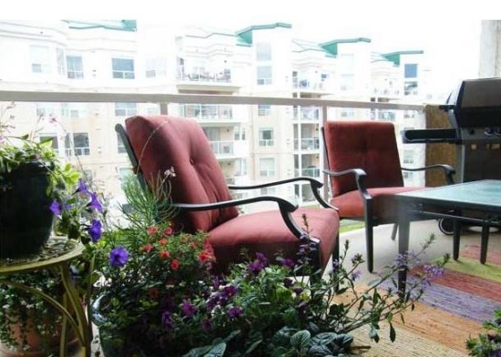 fauteuils-bordeau-fleurs-table-métal idées de décoration de balcon