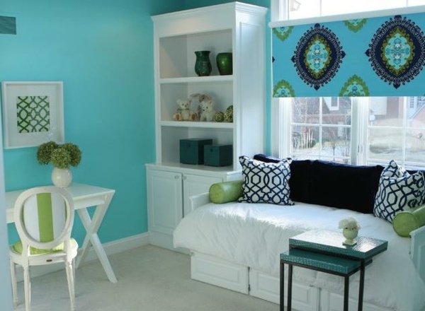 fille-chambre-turquoise-déco-murale-coussins