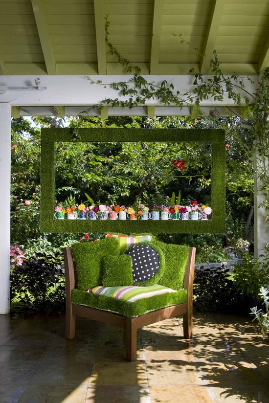 fleurs-chaise-bois-pelouse-verte-tasses-décoratives décoration de jardin à petit prix