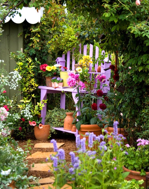fleurs-jolies-jardin-pots-terre-cuite-allée-jardin décoration de jardin à petit prix