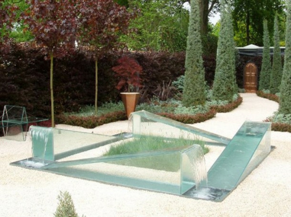 futuriste-minimaliste-fontaine-de-jardin-en-verre