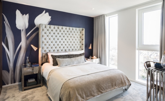 grand lit coussins lambris mural petit armoire appartement de luxe