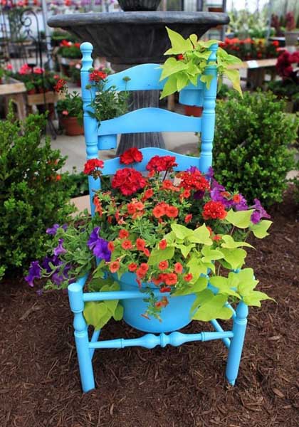 idée créative chaise bleue décorative bac fleurs
