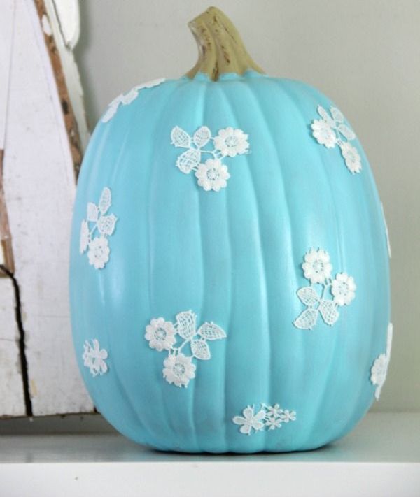 idée-originale-citrouille-d`Halloween-bleu-fleurs-dentelle