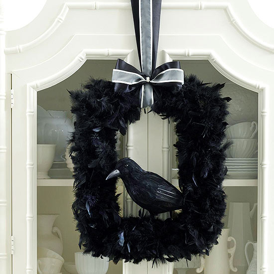 idée-originale-décoration-d'Halloween-courbeau-noir-couronne-plumes