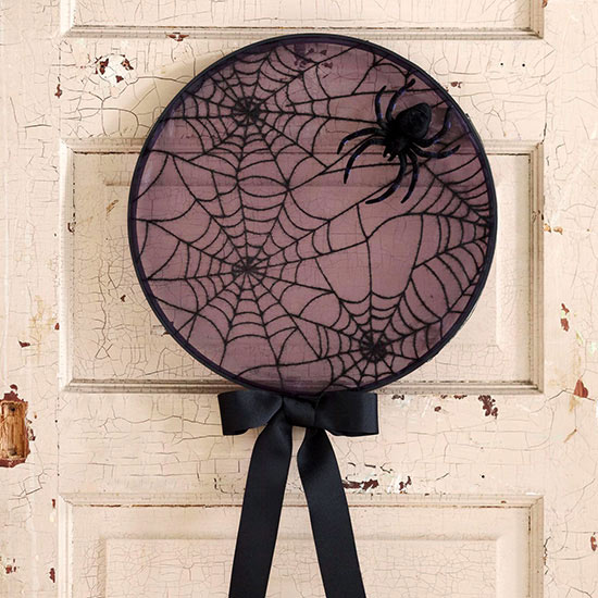 idée-originale-décoration-d'Halloween-toile-araignée-noire