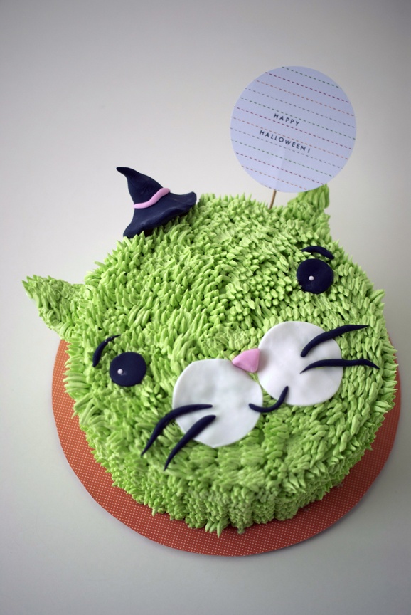 idée-originale gâteau d`Halloween -tête-chat-vert