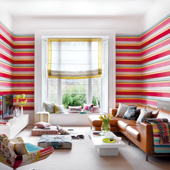 idée-déco-papier-peint-rayures-multicolores-horizontales