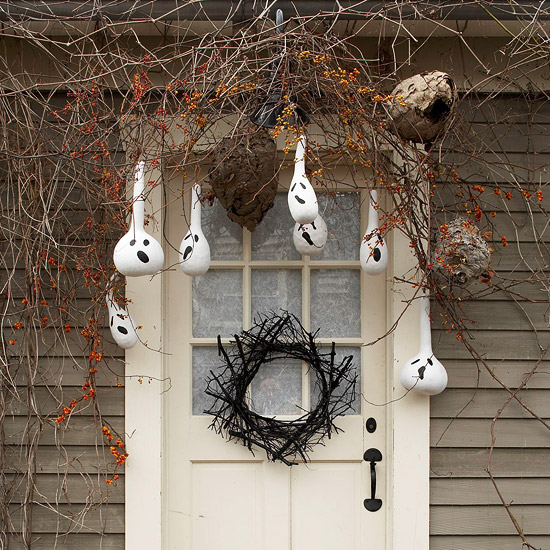 idée-décoration-d'Halloween-jardin-gourdes-couronnes-branches