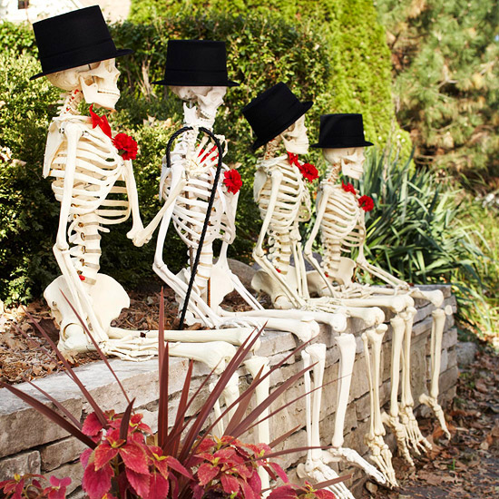idée décoration d'Halloween jardin-squelette