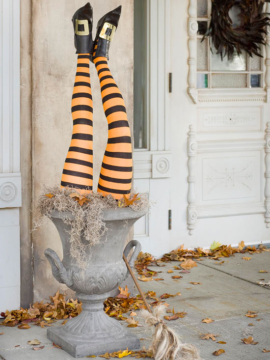 idée-décoration-d'Halloween-jardin-vases-jambes