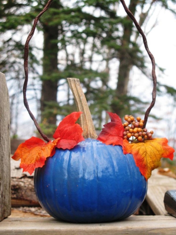 idée-originale-citrouille-d`Halloween-bleue-feuilles-oranges