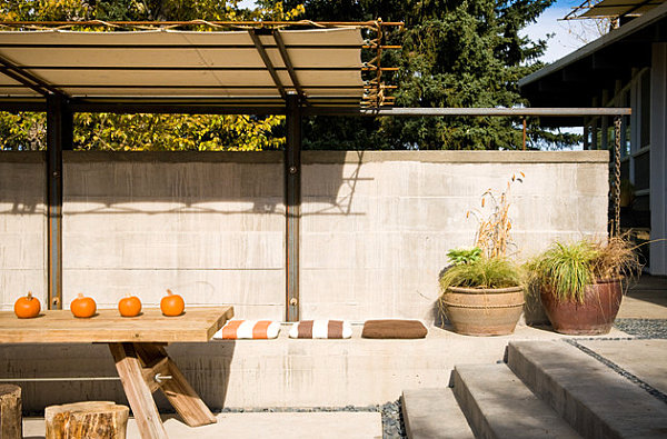 idées-de-déco-automnales-citrouilles-oranges-table-jardin