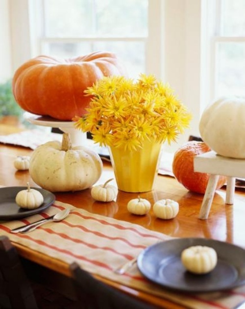 idées-de-déco-automnales-originales-fleurs-jaunes-mini-citrouilles-blanches