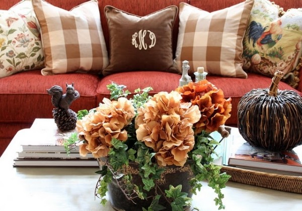 idées-de-déco-automnales-originales-table-basse-fleurs