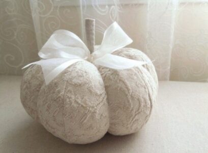 idées-déco-d'automne-originales-citrouille-blanche-ruban