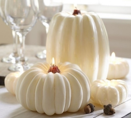 idées-déco-d'automne-originales-citrouilles-blanches-bougies