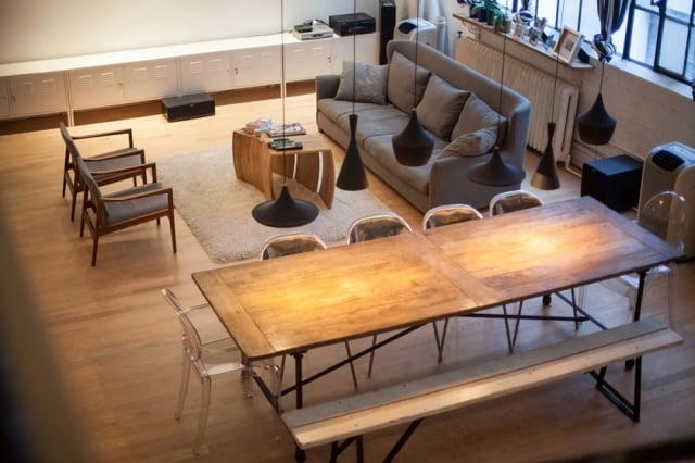 intérieur éclectique style appartement de luxe moderne lampes suspendues bois table chaises canapé