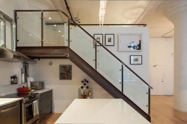 intérieur moderne escaliers vitré blanc cuisine hotte aspirante