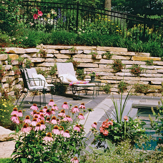 jardin pente chaise-piscine-mur-pierres