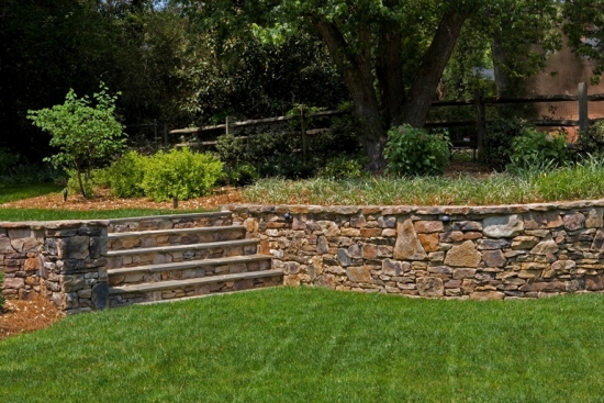 jardin-élevé-plaquettes-brutes-naturelles-escalier