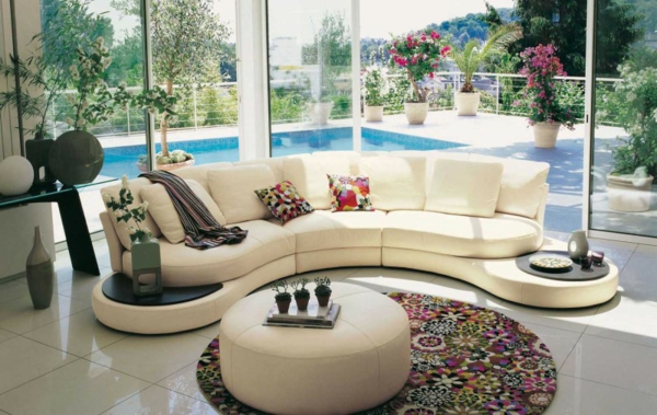 lignes-épurées-sofa-blanc-design-tapis-bariolé