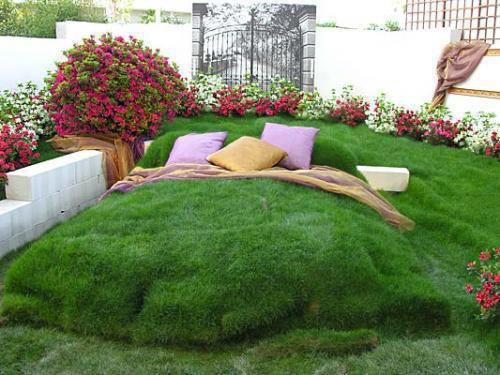 lit-décoratif-recouvert-herbe-fleurs-rose-blanc