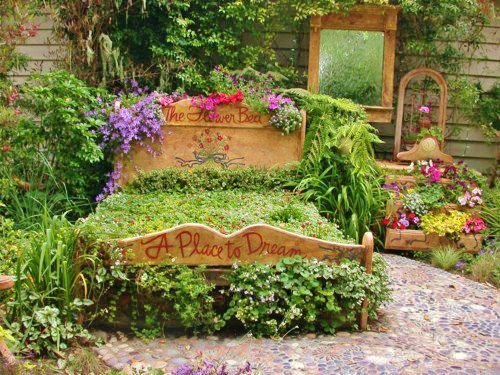 lit jardin bois recouvert plantes vertes fleurs 