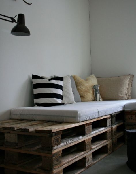 lit souleve avec des palettes en bois